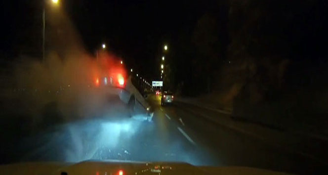 Bariyerlere çarpan otomobil top gibi sekti