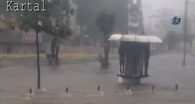 Yağmur sularından böyle korundular 