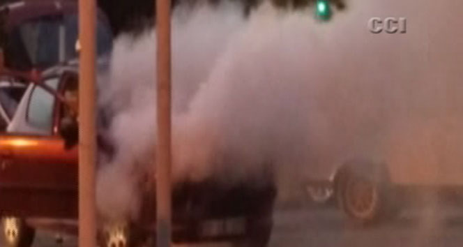 Yanan aracı böyle söndürdüler 