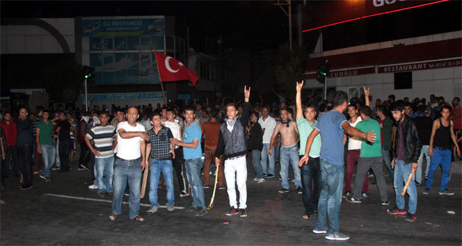 Adana’da terör örgütü yandaşlarına sopalı kılıçlı tepki
