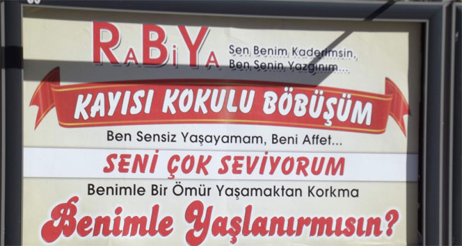 Aşkını bilboarda yansıttı