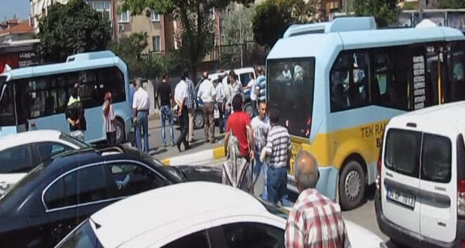 Polis memuruna saldıran minibüsçüler amatör kamerada 