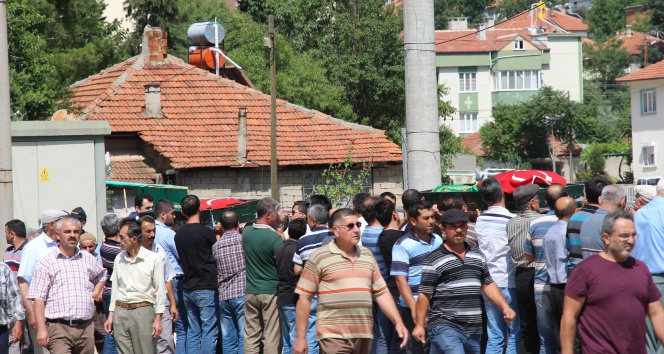 Pompalı tüfekle öldürülen kardeşler toprağa verildi 
