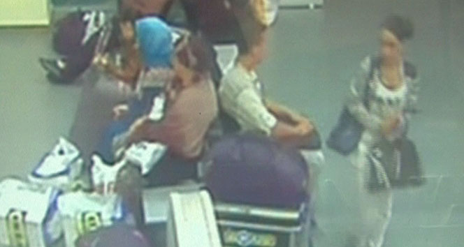 Otobüs bekleyen yolcunun çantasını böyle çaldılar