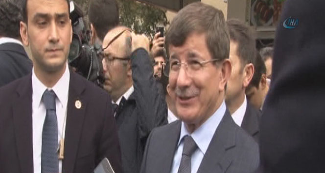 Davutoğlu, çocukluk ve gençlik yıllarının geçtiği mahalleyi ziyaret etti