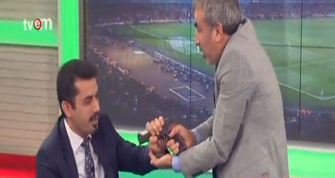 Adnan Aybaba canlı yayında silah çekti