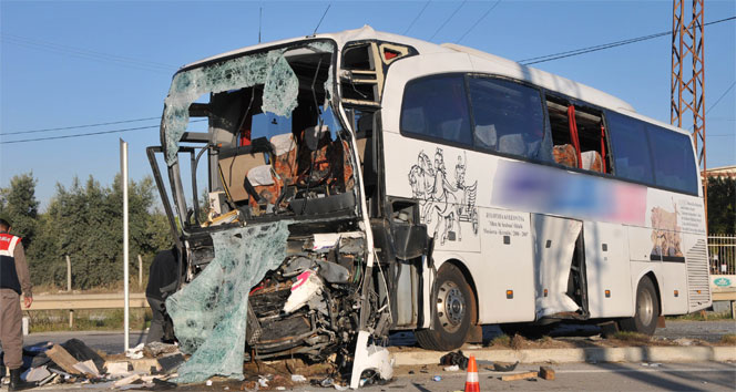 Yolcu otobüsüyle kamyon çarpıştı: 2 ölü, 16 yaralı