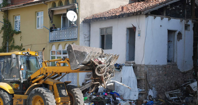 Evden 5 kamyon çöp çıktı