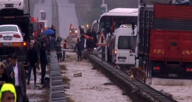 Sel yüzünden D-100 Karayolu trafiğe kapandı