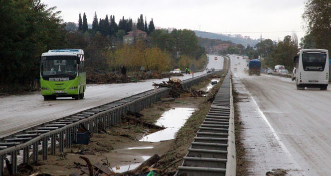 Sular altında kalan Karayolu 6 saat sonra ulaşıma açıldı