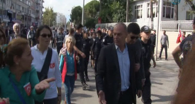 Polisle Cumhuriyet Kadınları arasında 'korkak' tartışması