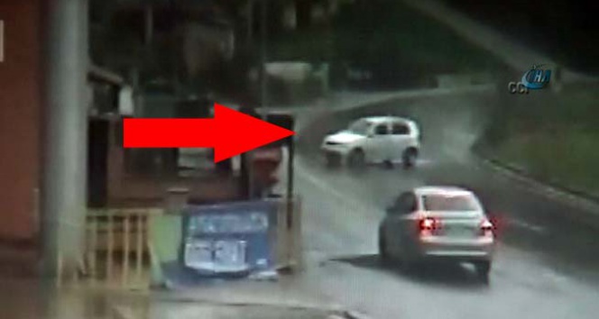 Otomobil otobüs durağına daldı: 2 yaralı