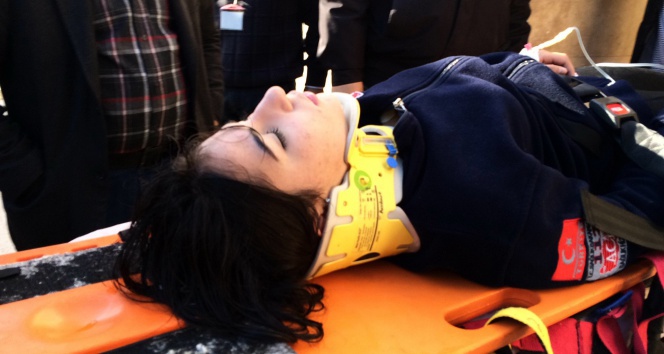 Denize atlayan liseli kızı deniz polisi kurtardı