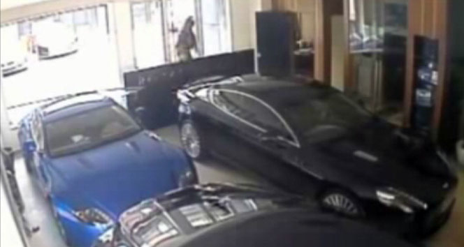 Güvenlikçinin gözünün önünde galeriden otomobil çaldı