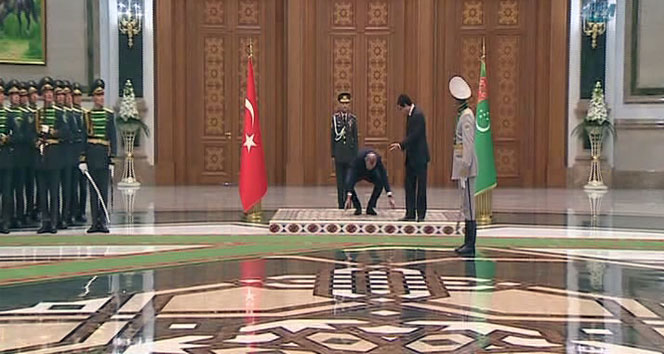 Cumhurbaşkanı Erdoğan, Türkiye ve Türkmenistan bayraklarını yerde bırakmadı