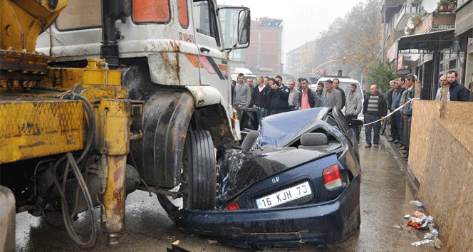 Vinç otomobilin üzerine böyle devrildi