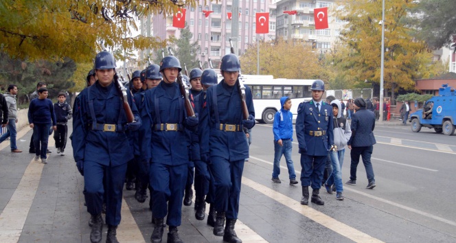 Asker Diyarbakır'da 'Akan kan bayrak için' sloganıyla yürüdü