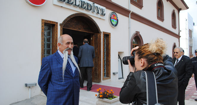 Bıyıklarını gören fotoğrafını çekiyor
