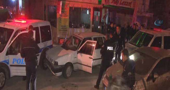 Polisten kaçan zanlılar ekip otosuna çarptı!