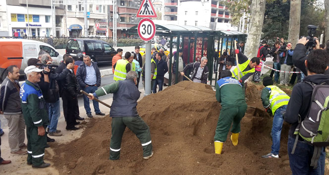 Gezi Parkı'nda kazılan alan toprakla dolduruldu