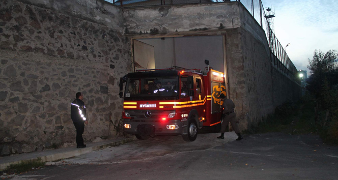 Yangına gittiği cezaevinde kapıya sıkıştı