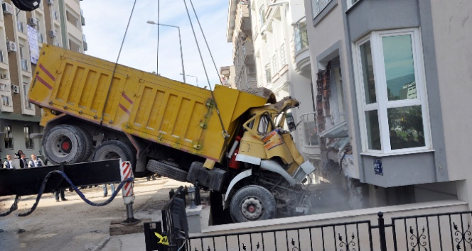 Freni boşalan kamyon eve girdi freni boşalan kamyon,İzmir,kaza