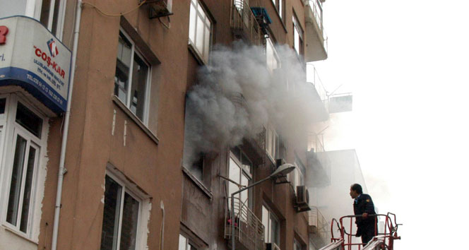 Paralarını alamayınca babalarının iş yerini ateşe verdiler&nbsp;baba işyeri,kardeşler,mersin,yangın