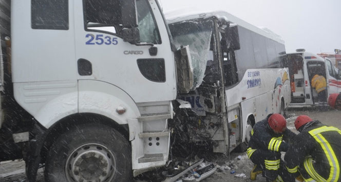 Yolcu midibüsü çekiciye çarptı: 20 yaralı&nbsp;20 yaralı,çarpışma,çekici,Konya,yolcu midibüsü