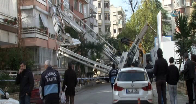 Beton pompası apartmanın üzerine devrildi beton pompası apartmana düştü,İnşaata beton döken beton pompası