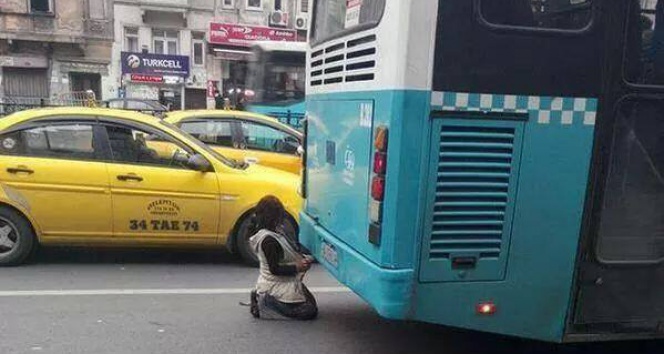 Taksim'de insanın içini sızlatan görüntü ısınmaya çalışan çocuk,Suriyeli çocuk,yürek yakan kare