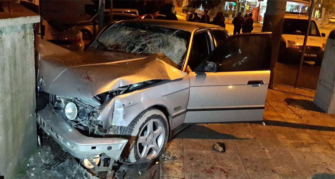 Otomobil kaldırıma daldı: 1 ölü 4 yaralı Adıyaman,tarfik kazası
