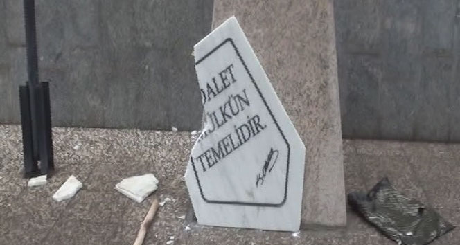 Şizofren hastası şahıs balyozla Atatürk büstüne saldırdı Atatürk Büstü,atatürk büstüne saldırı
