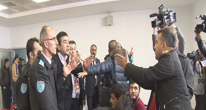 Osmanlıspor teknik direktörü kadın gazetecinin üzerine yürüdü basın topalantısı,gazetecilerin üzerine yürüdü,Osman Özköylü,Osmanlıspor