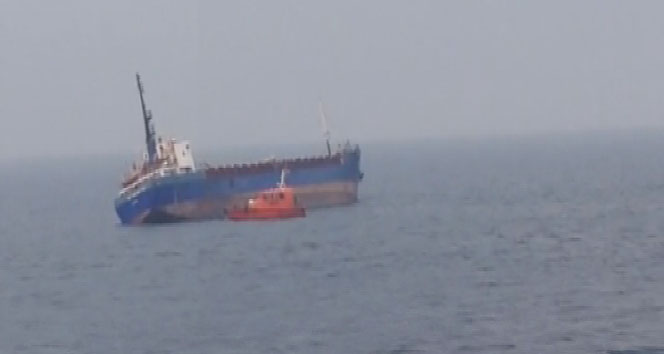 Yük gemisi Tuzla açıklarında yan yattı&nbsp;kum yüklü gemi,yan yatma,yük kayması