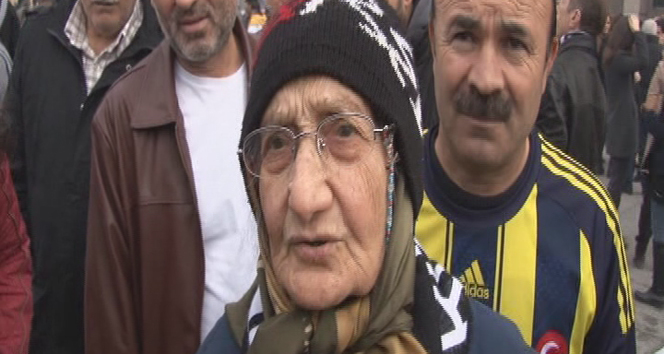 82 yaşındaki Zehra nineden 'Çarşı'ya destek&nbsp;beşiktaş,çarşı,gezi olayları,Zehra Ulukaya