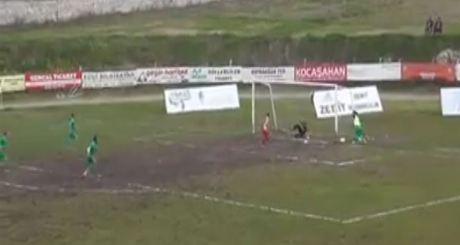 Isınırken dayanamayıp golu engellemeye çalıştı&nbsp;amatör lig,ısınan oyuncu golü kurtardı