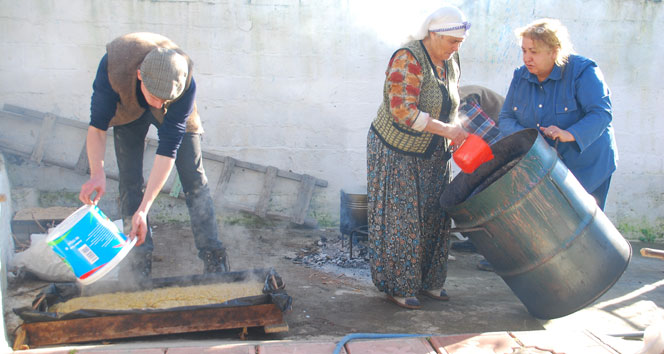 Çay dağıtan Alman akademisyen şimdi de sabun yaptı alman akademisyen  Felix Koch,balıkesir,sabun yapımı