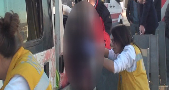 Kaza yapan minibüsten atladı canından oldu!&nbsp;Kadıköy,Kaza yapan minibüs