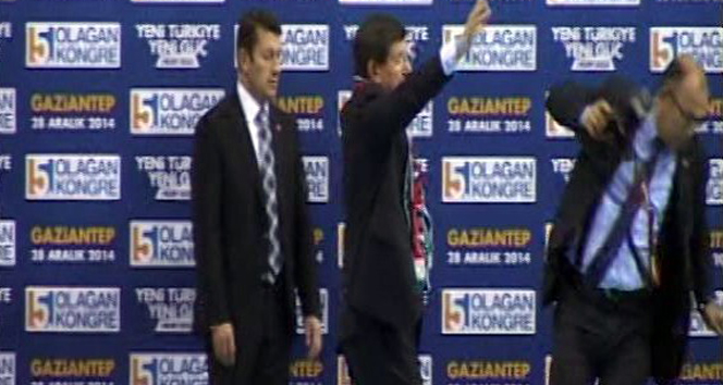 Başbakan'ın fotoğrafını çeken fotoğrafçının düşme anı&nbsp;AK Parti il kongresi