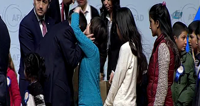 Başbakan'ı alnından öptü! ahmet davutoğlu,başbakanı alnından öpen çocuk