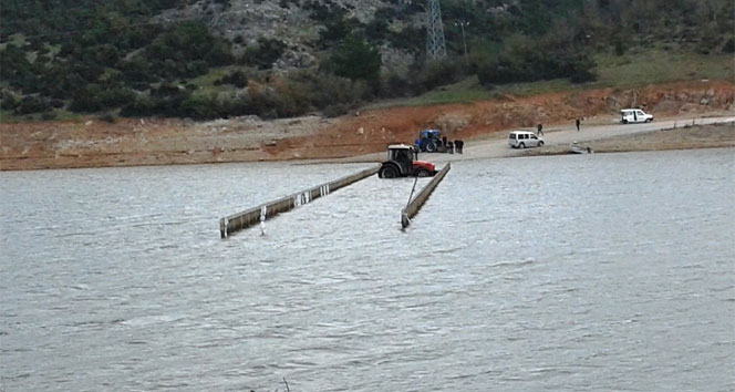 Sular altında kalan köprünün üstünden sandalla geçtiler baraj,çanakkale,köy yolu