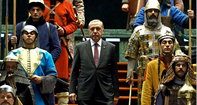 Uzmanlar o töreni yorumladı Cumhurbaşkanı Recep Tayyip Erdoğan,Filistin Devlet Başkanı Mahmud Abbas,Tarihî Türk devletleri