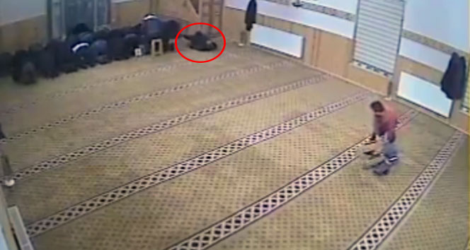 Yaramaz çocuk namaz vakti camiye girerse... 