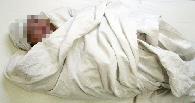 Sokağa atılan bebek donmak üzereyken bulundu bebek,sokak