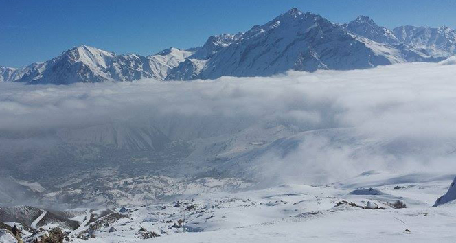 Bulutların altında büyüleyici güzellik doğa manzarası,hakkari,kar