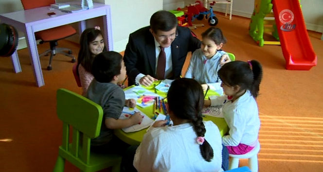 Ahmet Davutoğlu çocuklarla oynadı, işaret dili dersi aldı&nbsp;ahmet davutoğlu,kreş