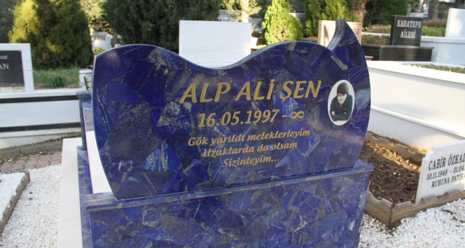 Ali Şen’in torununun mezar taşındaki yazı görenleri duygulandırdı&nbsp;ali şen,alp ali şen