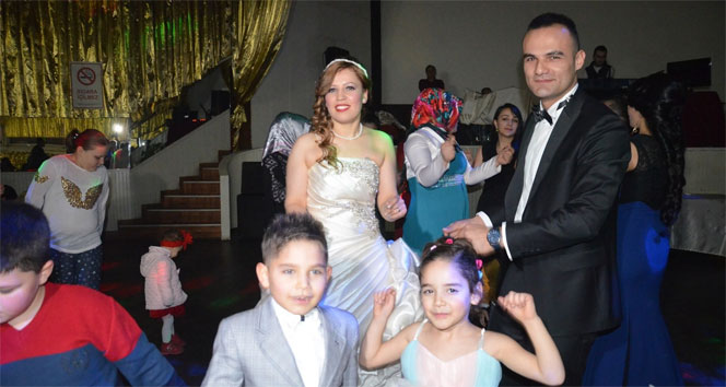 Evliliklerinin yıldönümünde çocuklarıyla düğün yaptılar evlilik yıldönümü,fatsa,ordu