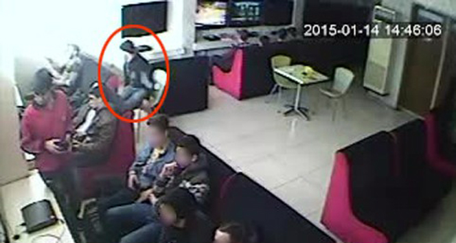 Çocuğun cep telefonunu böyle çaldı&nbsp;oyun oynayan çocuğun telefonu