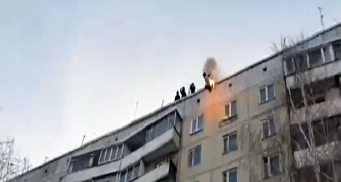 Kendini yakan genç çatıdan böyle atladı çatı,kar,rusya